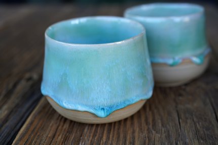 Handgefertigte Keramikbecher – Türkis mit fließender Glasur